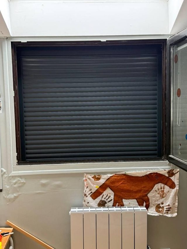 Installation volet roulant solaire Somfy gris anthracite à Meudon