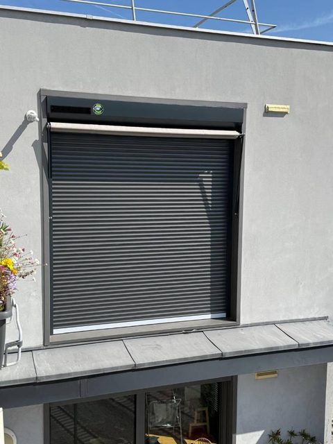 Remplacement store volet roulant solaire Somfy - Rue Jacques Kable à Paris 18e