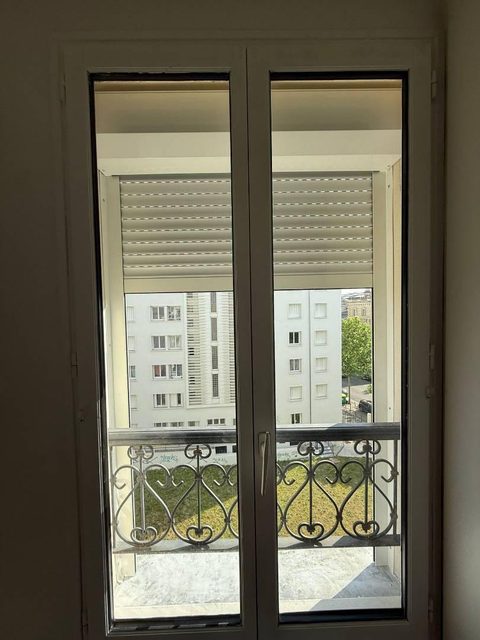 Pose volet monobloc solaire Somfy io à enroulement intérieur à Paris 10e